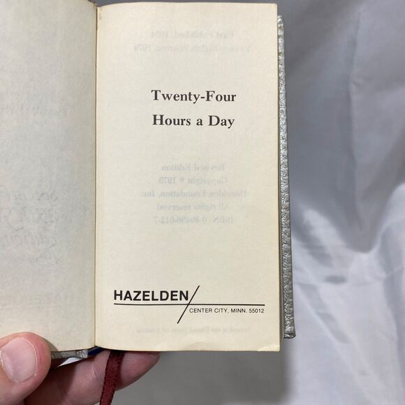 Twenty-Four Hours a Day Hazelden 25th Anniversary Edition 1979 Rare Hardcover - Picture 8 of 11